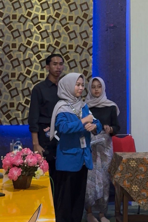 Menyanyikan Lagu Indonesia Raya 